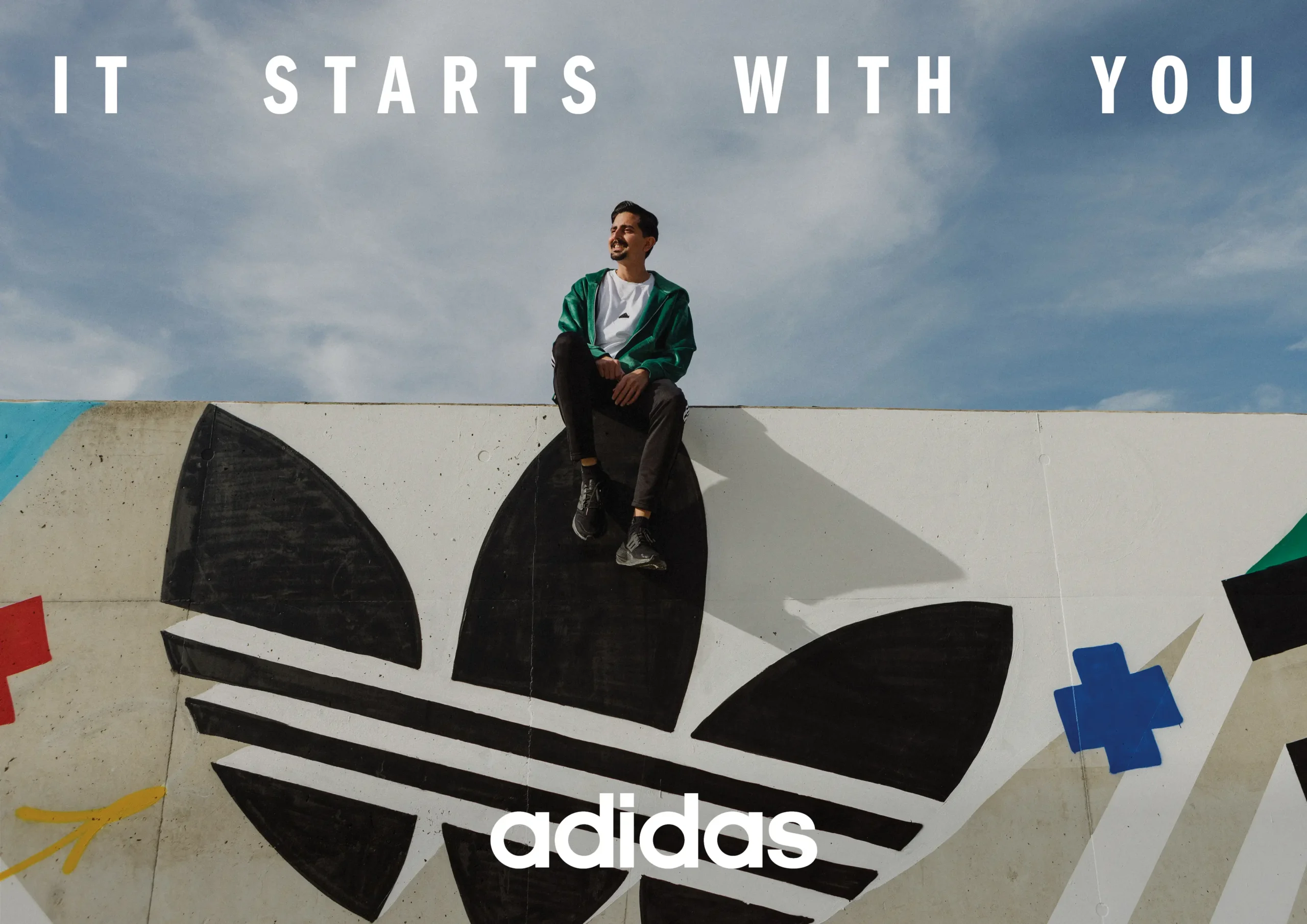 Personas trabajando en un entorno comercial de adidas