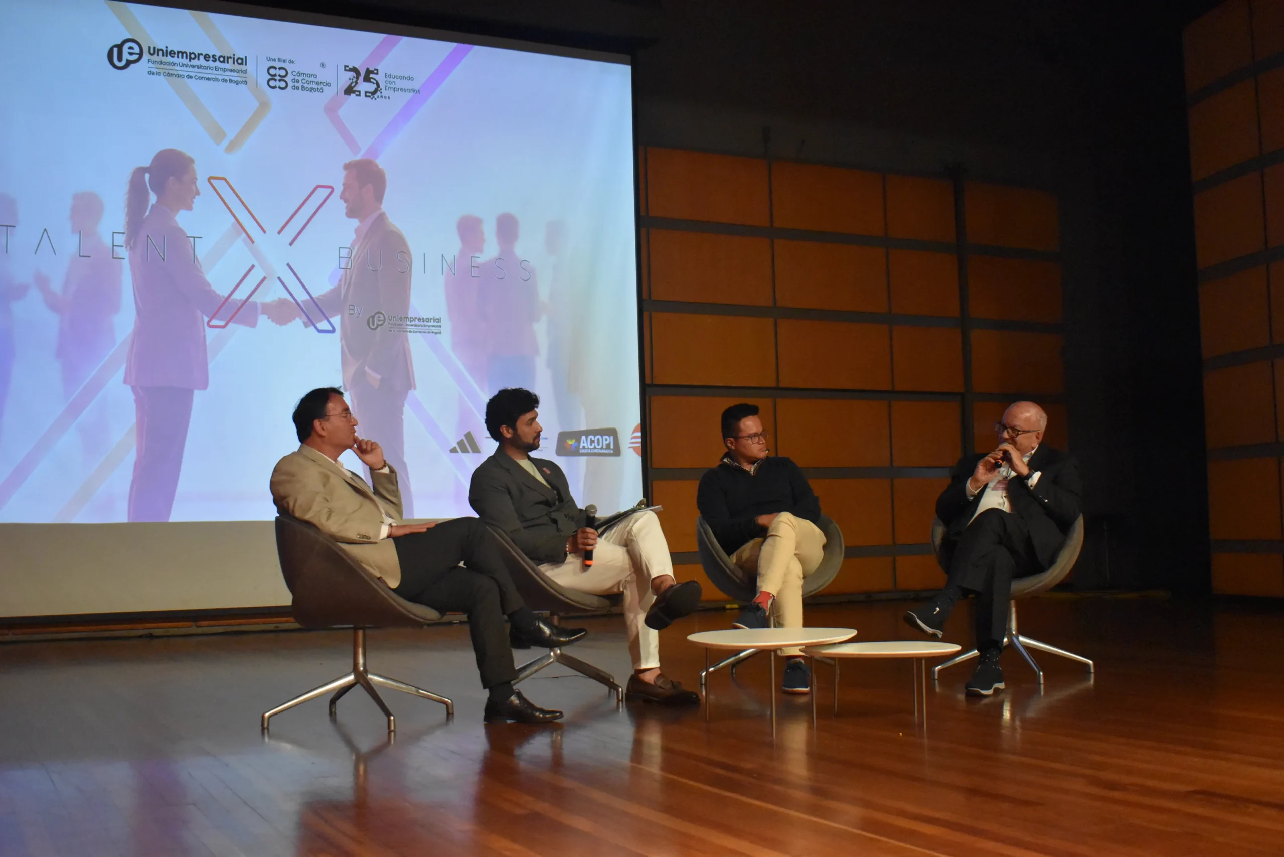 Panel de expertos discutiendo sobre liderazgo y transformación empresarial